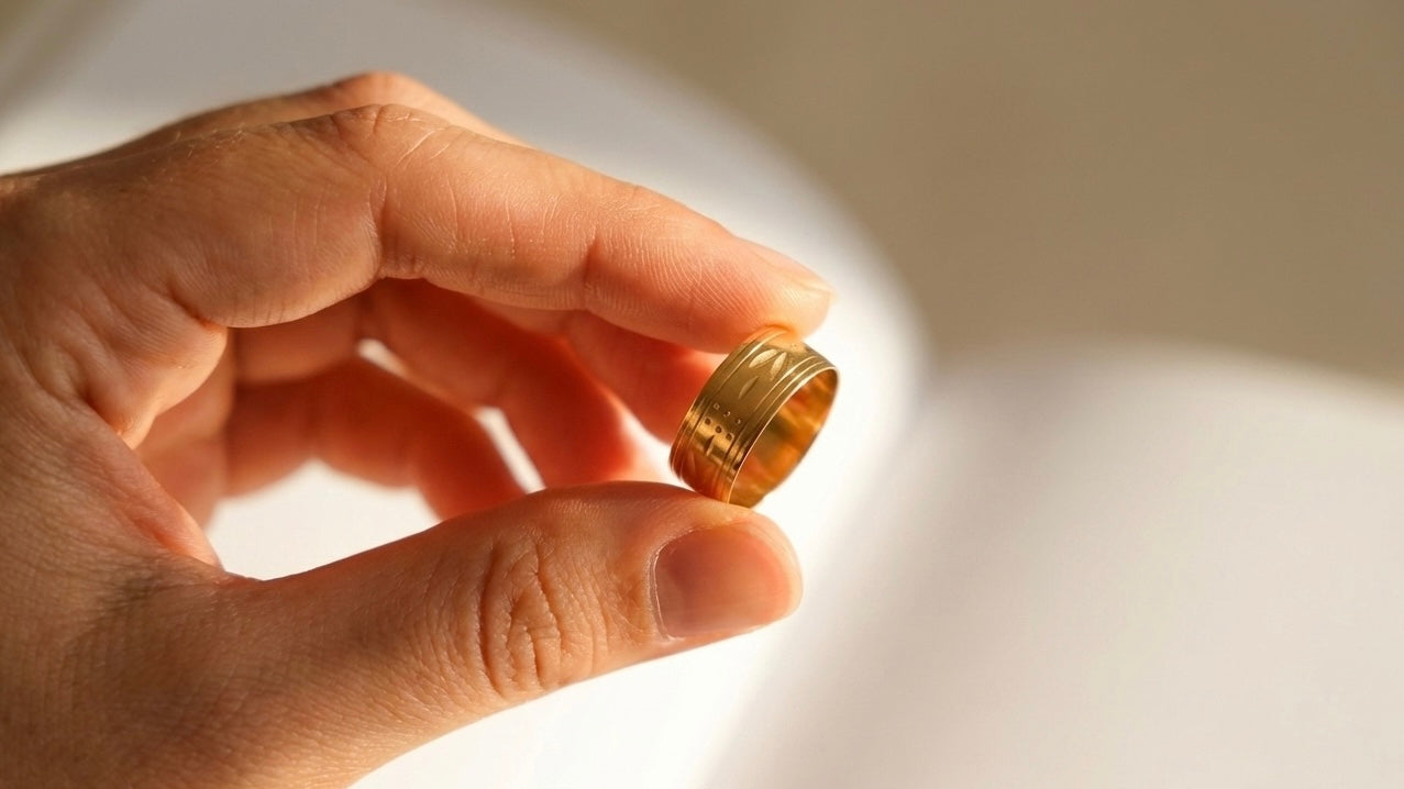 Gelbgold-Ring aus Erbstück in der Hand – Vorbereitung zur Umarbeitung in einen Liminoko Nugget-Anhänger