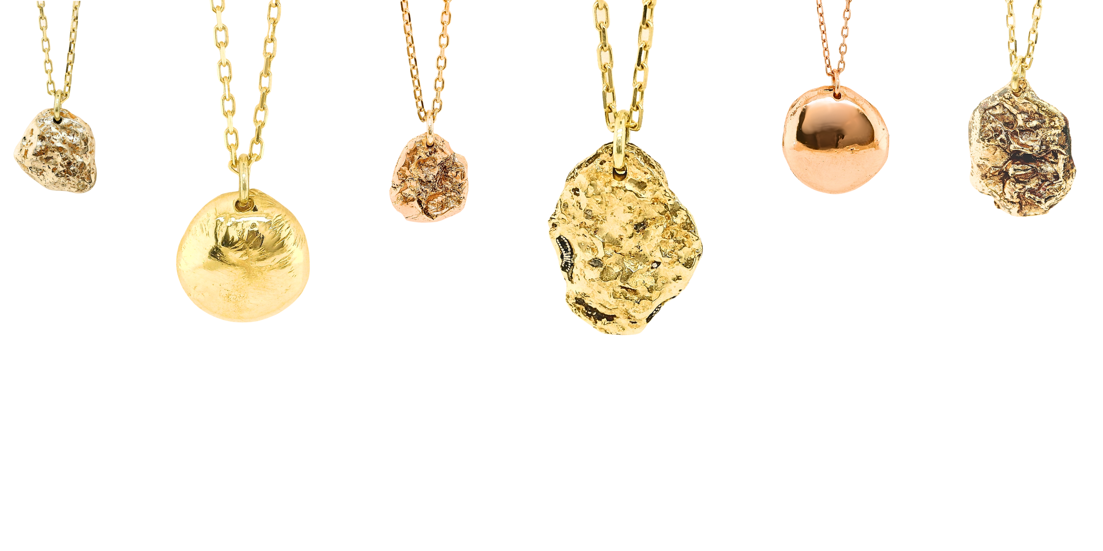 Re-Loved Liminoko Nugget-Anhänger aus Gold und Roségold an feinen Ketten, luxuriös und einzigartig handgefertigt aus recyceltem Schmuck, in verschiedenen organischen Formen vor weißem Hintergrund.
