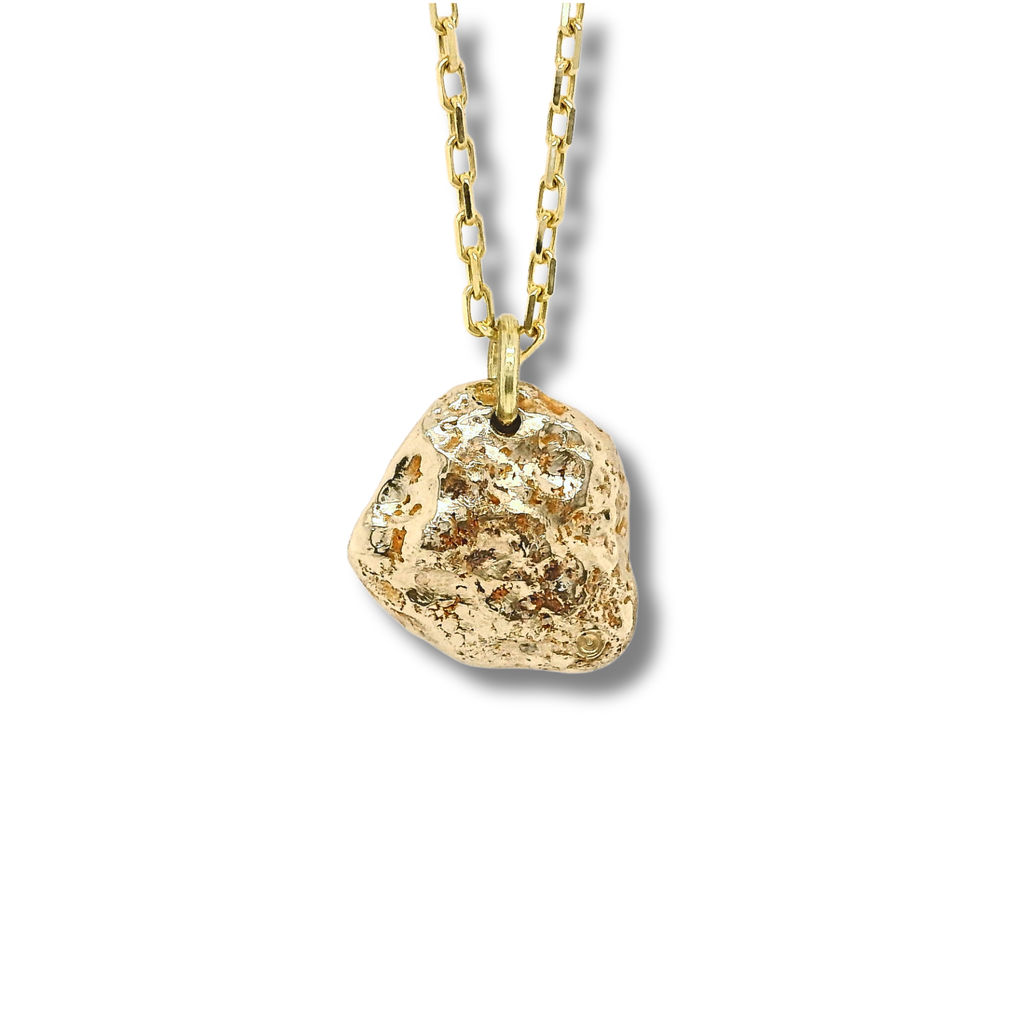 Liminoko Nugget-Anhänger aus Weißgold an feiner Gliederkette, handgefertigt und nachhaltig aus recyceltem Schmuck, vor neutralem Hintergrund.