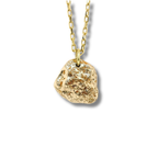 Liminoko Nugget-Anhänger aus Weißgold an feiner Gliederkette, handgefertigt und nachhaltig aus recyceltem Schmuck, vor neutralem Hintergrund.