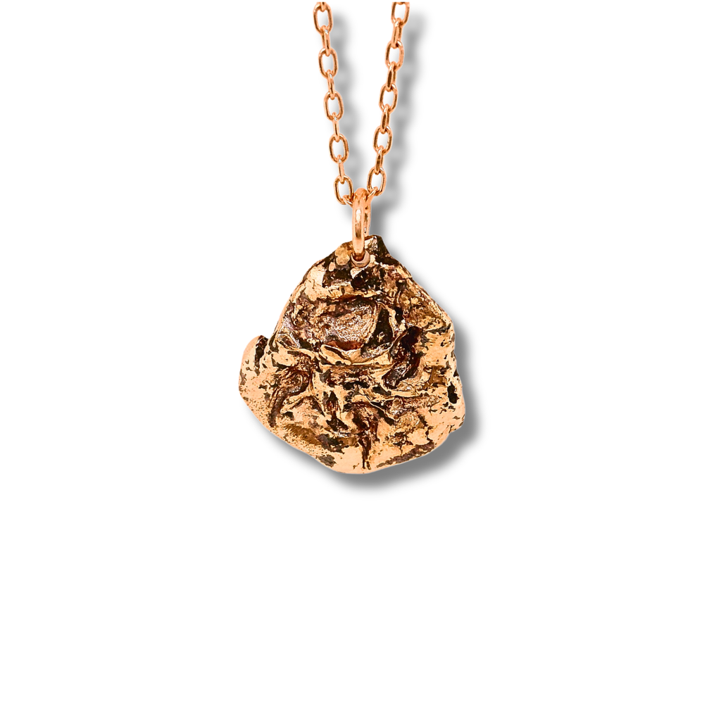 Liminoko Nugget-Anhänger aus recyceltem Gold, handgefertigt mit organischer Struktur, auf feiner Gliederkette vor weißem Hintergrund.