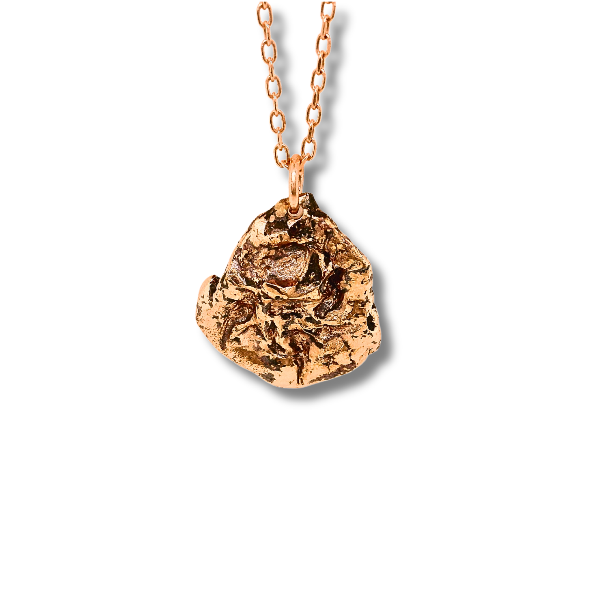 Liminoko Nugget-Anhänger aus recyceltem Gold, handgefertigt mit organischer Struktur, auf feiner Gliederkette vor weißem Hintergrund.