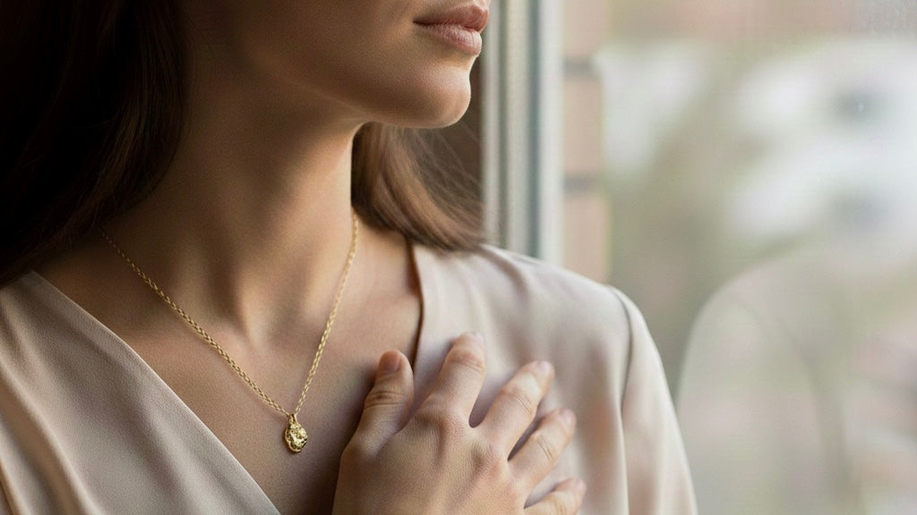 Gelbgoldener Nugget‑Anhänger, aus einem Witwenring liebevoll umgearbeitet, als Symbol dafür, die Erinnerung an den verstorbenen Partner weiterzutragen – ein einzigartiges Erinnerungsstück von Liminoko.