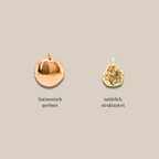 Vergleich zweier Liminoko Anhänger: links harmonisch geglättet, rechts natürlich strukturiert aus recyceltem Gold.