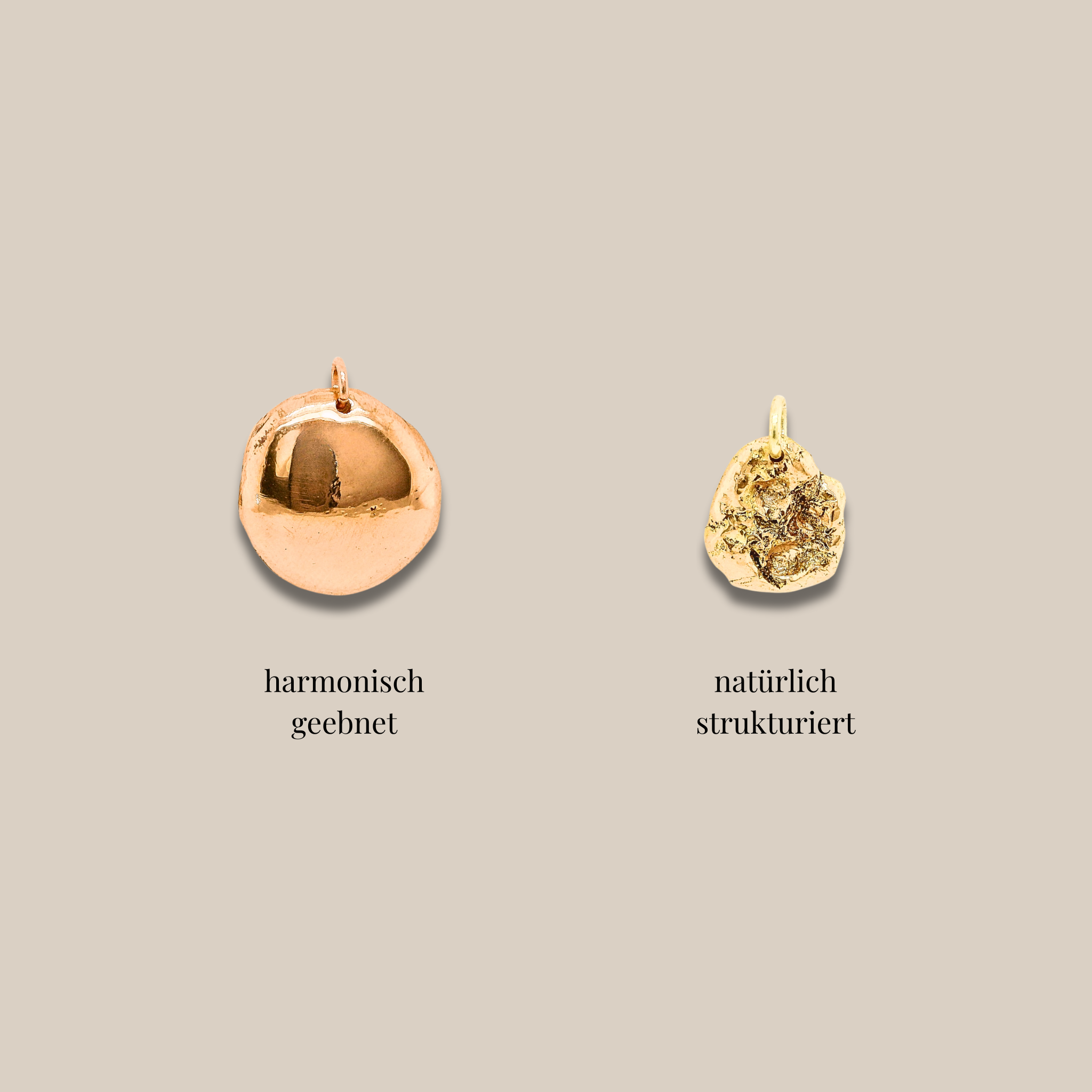 Vergleich zweier Liminoko Anhänger: links harmonisch geglättet, rechts natürlich strukturiert aus recyceltem Gold.
